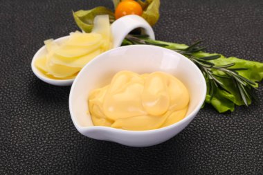 Kasedeki peynir sosu dilimlenmiş parmesan.