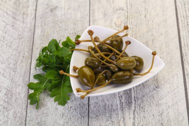 Fesleğenli turşulu böğürtlen