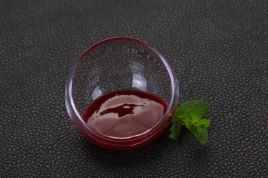 Nane yapraklı nefis inek üzümü sosu.