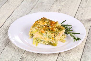 Somon ve brokolili güveç. Biberiye.