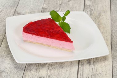 Yumuşak ahududu cheesecake plaka nane servis