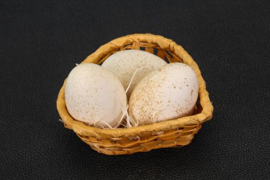 Pişirmeye hazır üç büyük çiğ hindi yumurtası.
