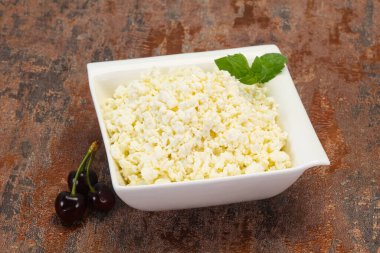 Taze kaymak tabaktaki taze kaymak. Naneli ve vişneli.