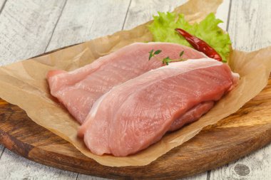 Sulu çiğ domuz eti ızgara için hazır.