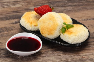 Reçelli krep ve naneli çilek.