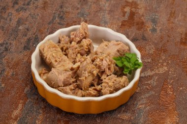 Kasede ton balığı konservesi fesleğen yaprağı var.