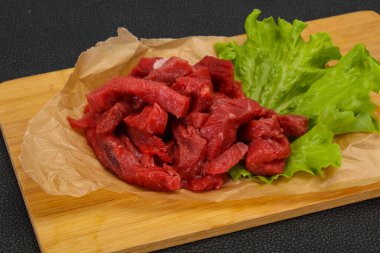 Çiğ et dilimlenmiş, pişirmeye hazır.