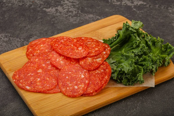 Italiensk Kryddig Pepperoni Korv Skivor Över Bord — Stockfoto