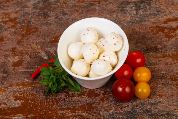 Fesleğen yapraklı ve domatesli Mozzarella peyniri topları.