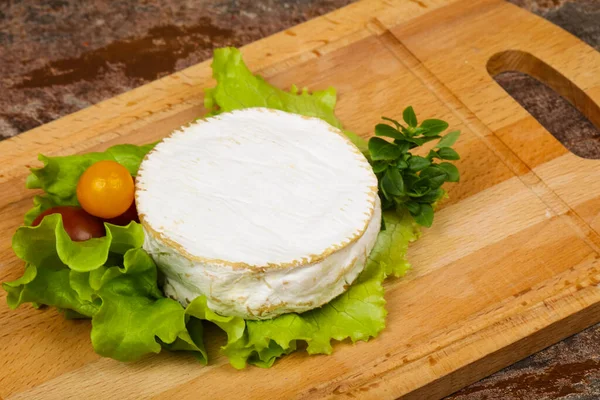 Délicieux Fromage Camembert Aux Feuilles Salade — Photo