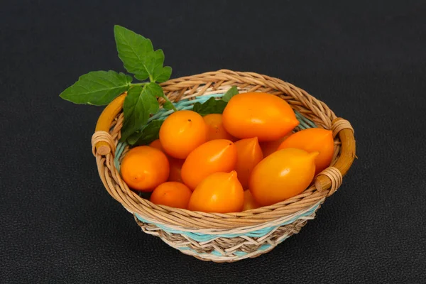 Tumpukan Tomat Kuning Matang Dalam Mangkuk Kayu — Stok Foto