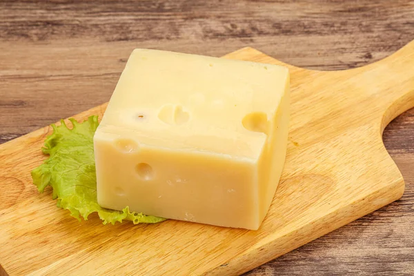 Emmental Τυρί Πάνω Από Ξύλινο Διοικητικό Συμβούλιο Σερβίρεται Σαλάτα — Φωτογραφία Αρχείου