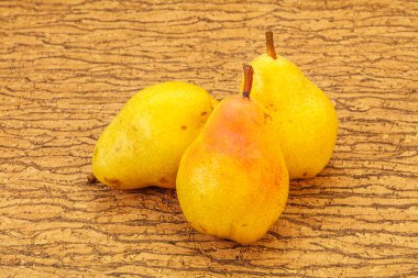 Arka planda taze sarı armut