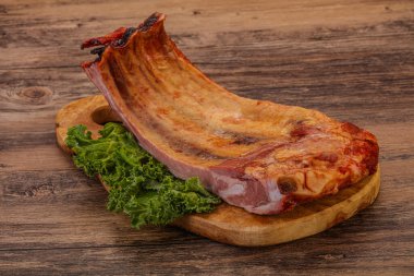 Baharatlı ve otlu domuz pirzolası.