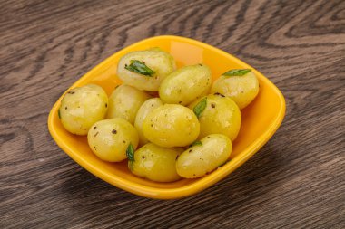 Kasede taze haşlanmış patates soğan servis edildi.