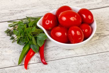 Kasede fesleğen servis edilen vişneli domates turşusu