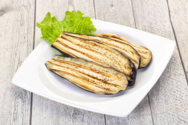 Kavanozda kızarmış patlıcan.