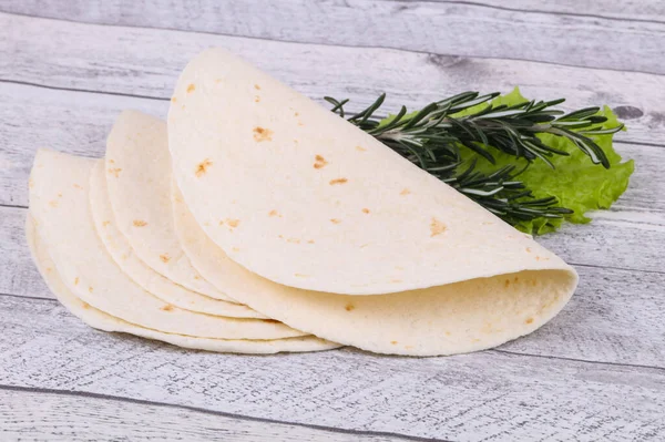 Leere Hausgemachte Tortilla Serviert Salatblätter — Stockfoto