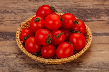 Kasede olgun sulu kırmızı kiraz domatesi
