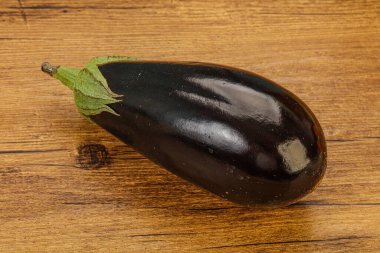 Siyah olgun taze bir patlıcan.