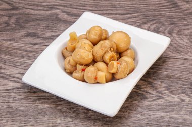 Kavanozda baharatlı turşu şampiyonları