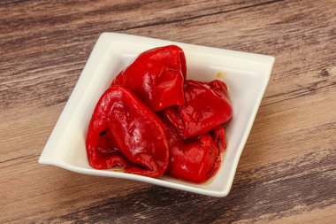 Yağda ızgara kırmızı biber.