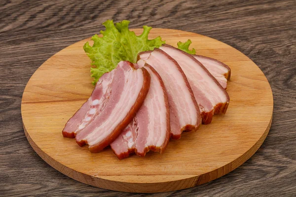 Sabrosa Carne Cerdo Ahumada Rebanada Sobre Tabla Madera —  Fotos de Stock