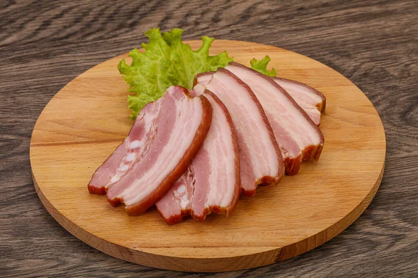 Leckere Geräucherte Schweinsbratenscheibe Über Holzbrett — Stockfoto