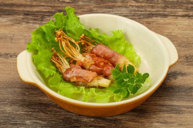 Kızarmış enoki mantarı ve domuz pastırması fesleğen yaprağı.