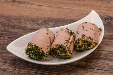 Peynirli ve sarımsaklı jambonlu sandviç.