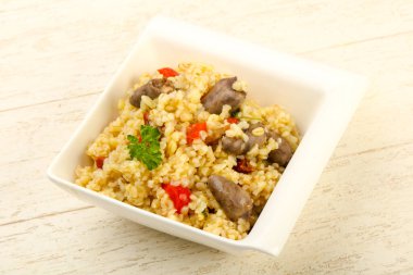 Tavuk kalbi ve kuru domatesli bulgur.