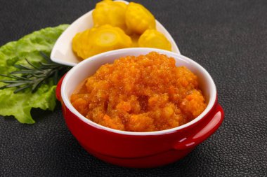 Kabak kabağı kabağında havyar.