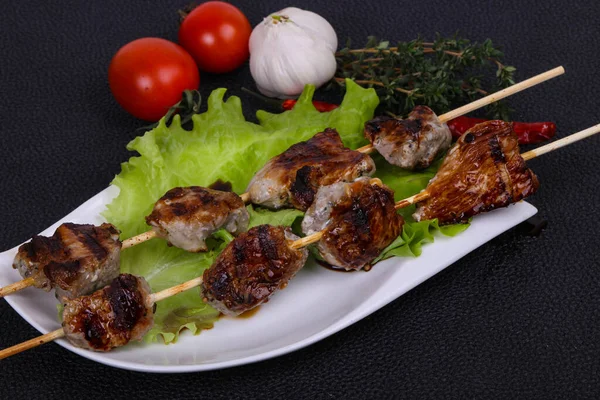 Brochettes Kebab Porc Dans Assiette Avec Feuilles Salade Tomates Servi — Photo