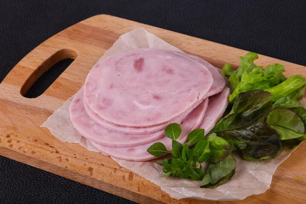Geschnittene Leckere Schinkenvorspeise Serviert Salatblätter — Stockfoto