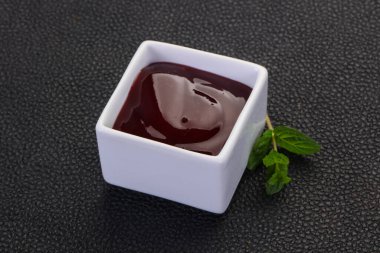 Nane yapraklı nefis inek üzümü sosu.