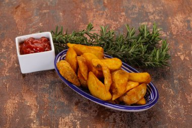 Biberiye ve soslu kızarmış patates dilimleri.