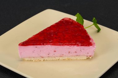 Yumuşak ahududu cheesecake plaka nane servis