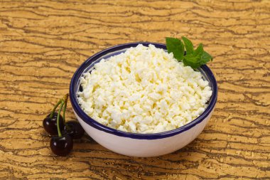 Taze kaymak tabaktaki taze kaymak. Naneli ve vişneli.