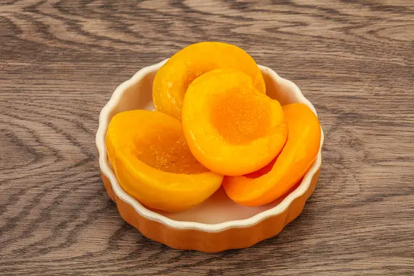 縄で鉢の中の桃の実をマリネ — ストック写真