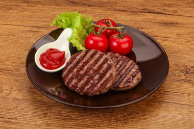 Domates soslu ızgara burger pirzolası