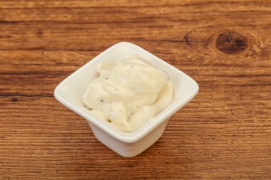 Parmesan peynirli ve otlu Sezar kremi sosu.