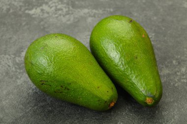 İki olgun egzotik yeşil avokado sebzesi.