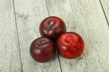 Olgun tatlı erik meyvesi yığını