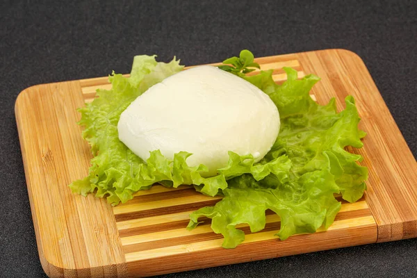 Bola Queijo Mozzarella Italiana Sobre Bordo — Fotografia de Stock