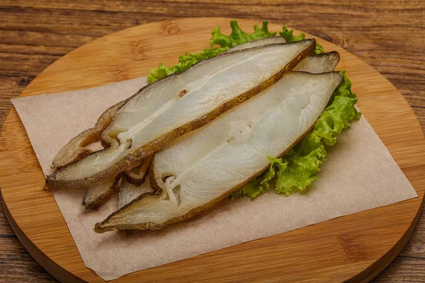 燻製のオリーブ魚のスライススナック — ストック写真