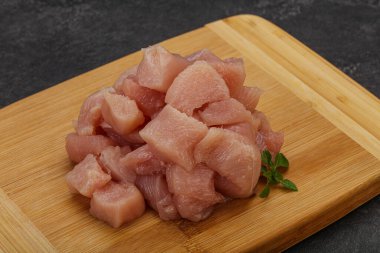 Pişirmek için çiğ tavuk göğsü.