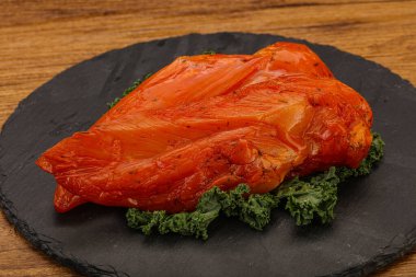 Baharatlı ve otlu füme tavuk göğsü.