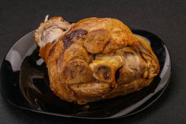 Baharatlı ve otlu domuz budu.