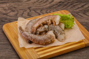 Çiğ kaplan karides yığını yemek için.