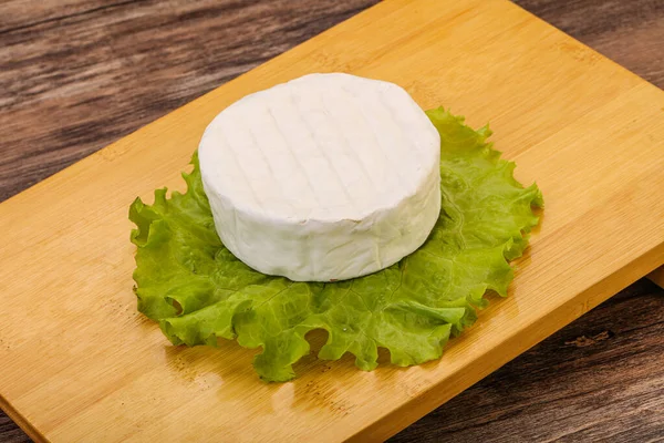 Delicioso Tradicional Brie Rodada Queijo Macio — Fotografia de Stock